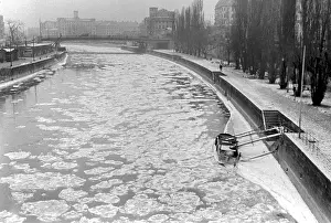 Floes: Ice floes on the Vienna Danube Canal
