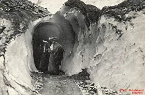 Grindelwald: ICE GROTTO IN ALPS