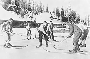 ICE HOCKEY ON SKIS