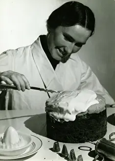 Incredibly: ICING A CHRISTMAS CAKE