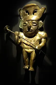 Mochica: Image in golden copper depicting a lord with