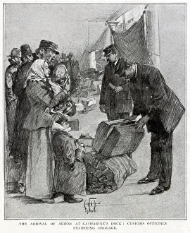 Immigrate: Immigrants arriving at St. Katherine's Dock, London 1904