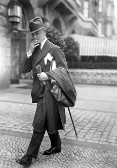 Amused: The impostor Harry Domela, 1927