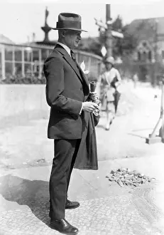 Amused: The impostor Harry Domela, 1927