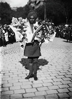 Marseilles: Indian soldier with flowers