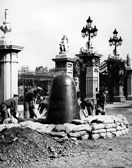 Gatehouse: Individual air raid shelter in front of the