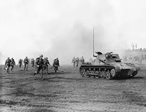 Panzerbefehlswagen: Infantry and tanks during maneuvers, 1937