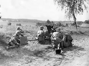 Anti Tank: Infantrymen during an exercise with gun, 1938