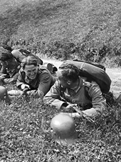 Belong: Infantrymen during a maneuver