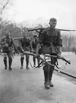 Gewehr: Infantrymen during a pack march, 1936