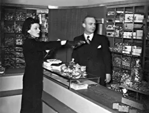 Inge: Inge List shopping, 1937