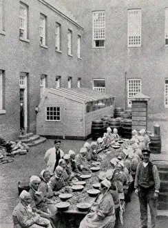 Roetersstraat: Inmates employed at canning in the Amsterdam Workhouse