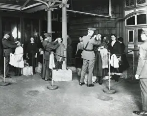 Trachoma: Inspection of arriving immigrants by Public
