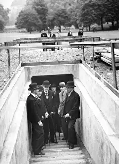 Inspect: Inspection of a bunker in London, 1939
