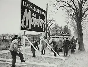 Plaques: Installation of a chalkboard with the words Landsleute
