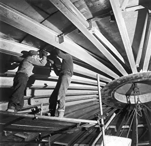Scaffolding: Installation of the roof for a liquid methane tank