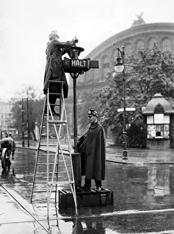 Install: Installation of a traffic light in Berlin, 1931
