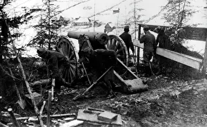 Emplacement: Installing a howitzer, 1916