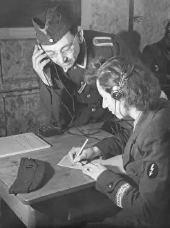 Writes: Instructor and Blitzmaedel during radio training, 1943