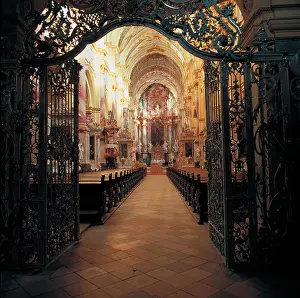 1127: Interior view of the early-gothic minster