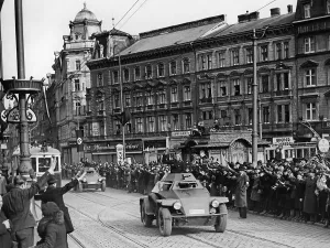 Jubilation: Invasion of German troops in Vienna, 1938