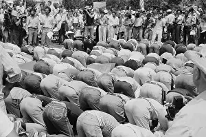 Khomeini: Iranian men bow in prayer during demonstration ?