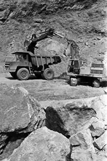Bulldozer: Irganai Dam under construction