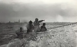 Laoghaire: Irish Scouts in a motorboat