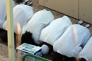 Guantanamo: Islamic detainees pray at Camp Delta the ?