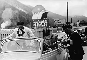Brenner: Italian border guards at a passport control in Brenner, 1938