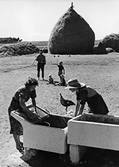 Housekeeping: Italian colonist women in Libya, around 1935