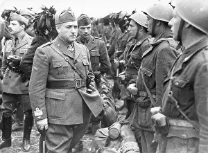 Corpo: An Italian general visits troops on the Eastern Front, 1942