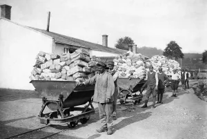 Parcels: Italian prisoners of war with mail, 1918
