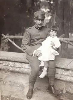 Knee: Italian soldier and his daughter