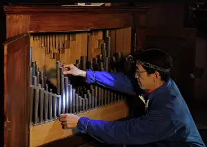 Voicing: Itaru Sekiguchi, organ builder, Cathedrale Notre-Dame