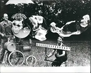Iwan: Iwan Pestalozzi, sculptor, with soap bubble machine, Zurich