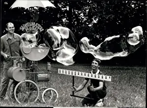 Intention: Iwan Pestalozzi, sculptor, with soap bubble machine, Zurich