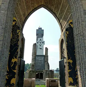 Marvellous: The Izjer Tower seen through the Pax Gate, Dixmuide