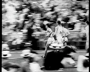 Lovelock: Jack Lovelock Running Down a Track