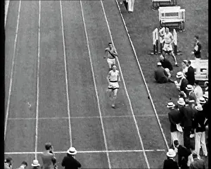 Lovelock: Jack Lovelock Running Down a Track