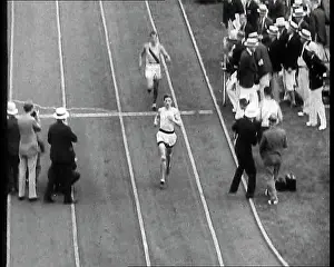 Lovelock: Jack Lovelock Running Down a Track