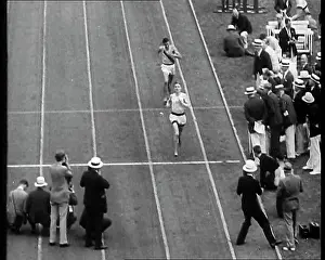 Lovelock: Jack Lovelock Running Down a Track