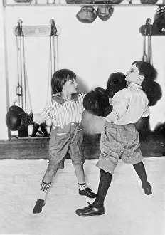 Coogan: Jackie Coogan boxes with chess master Reczewski, 1921