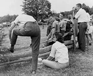 Macaroni: Jacqueline Kennedy seated on the ground ?