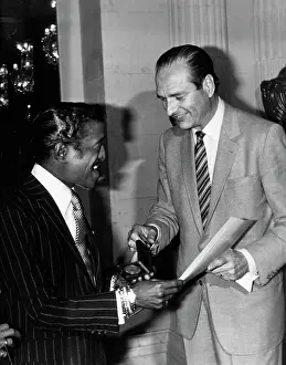 Chirac: Jacques Chirac awards medal to Sammy Davis Jr