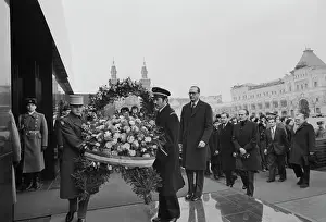 Wreaths: Jacques Chirac visiting USSR