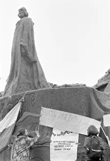 Crumble: Jan Hus (John Huss) monument - Old Town Square