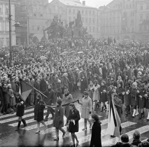 Ctkvintage: Jan Palach - funeral - procession - flags - Old Town Square