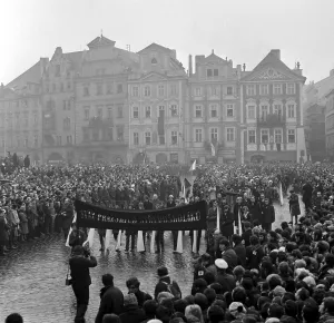 Palach: Jan Palach - funeral - procession - flags - Old Town Square