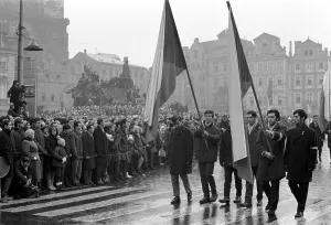 Palach: Jan Palach - funeral - procession - flags - Old Town Square